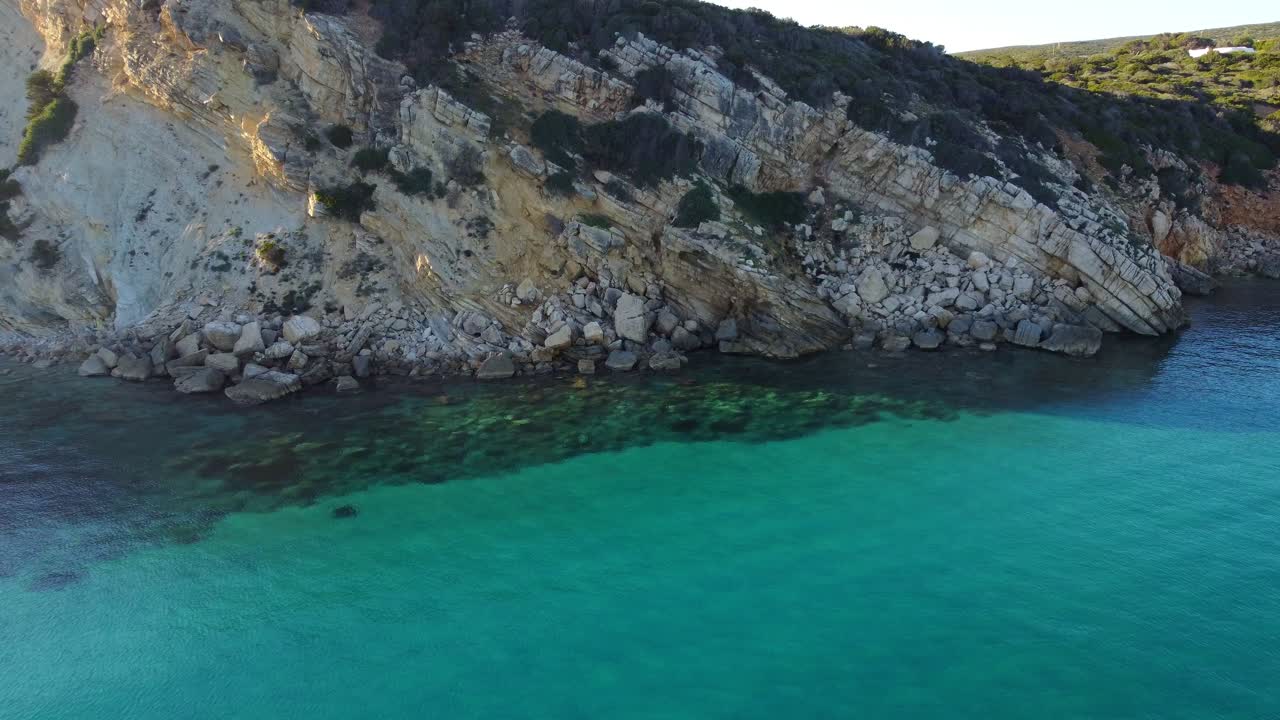 Costa con acqua limpida e azzurra