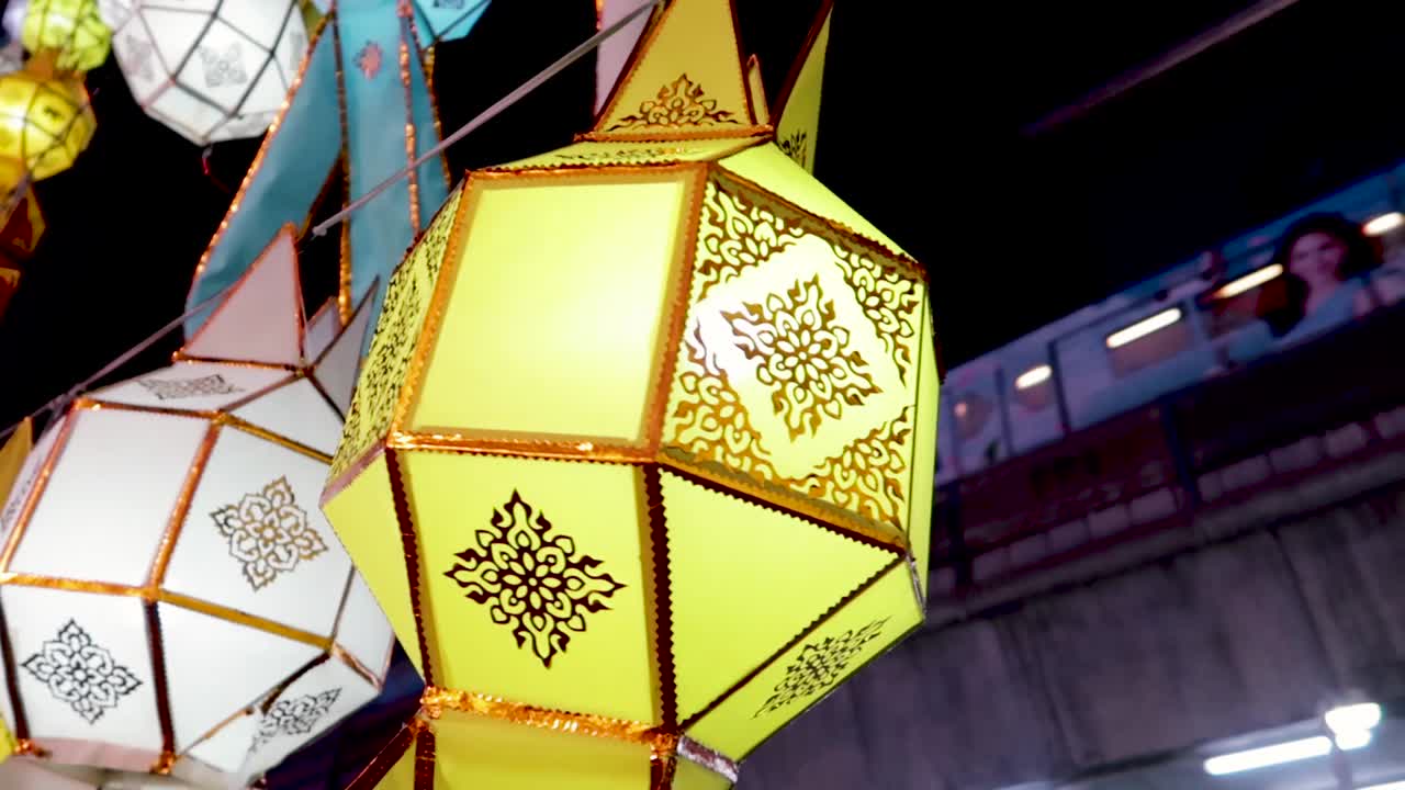 백그라운드에서 기차와 아시아 등불