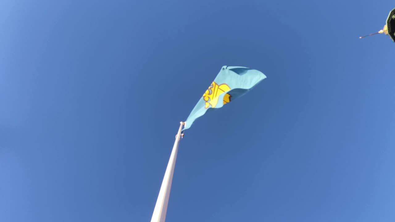 bandera de estocolmo, capital de suecia, ondeando en el cielo azul