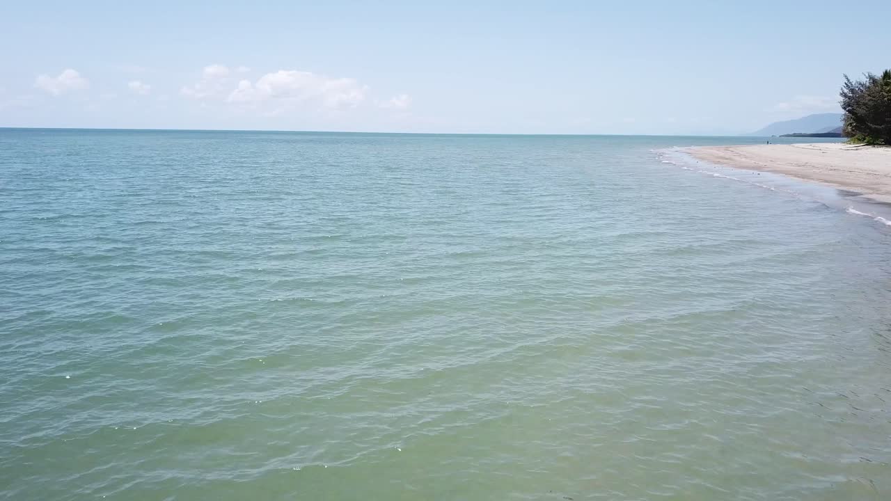 열대 맑고 푸른 물 해변 위로 드론 공중이 낮게 가다