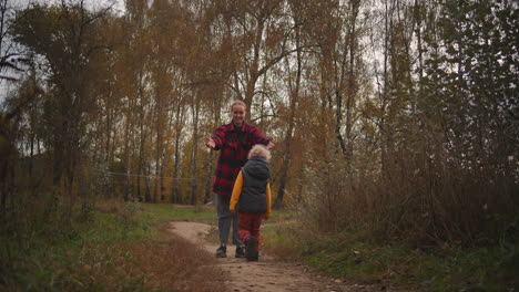 Paseo-Familiar-En-El-Bosque-En-El-Día-De-Otoño-Niño-Feliz-Corre-Hacia-La-Madre-Mujer-Abraza-Y-Besa-A-Su-Hijo-Gente-Feliz-Y-Amorosa-En-La-Naturaleza