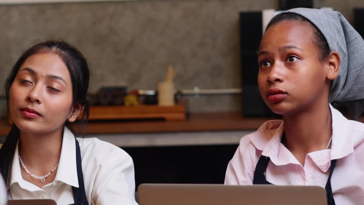 una colegiala de grupo estudiando duro para aprender a hacer café espresso en la escuela de baristas. una estudiante de grupo aprendiendo a hacer café.
