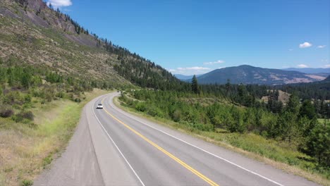 carreteras canadienses: toma aérea de coches en la ruta de okanagan