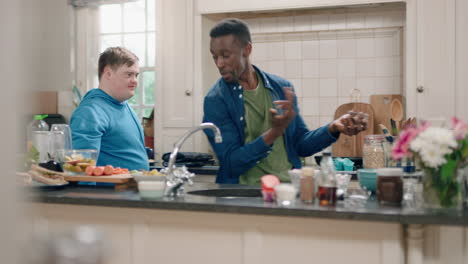 Padre-Multiétnico-E-Hijo-Bailando-En-La-Cocina-Adolescente-Con-Síndrome-De-Down-Divirtiéndose-Bailando-Con-Papá-Celebrando-La-Familia-Feliz-En-Casa