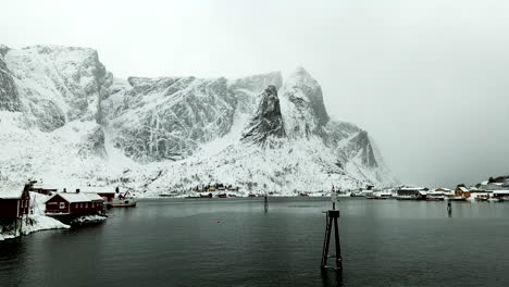 Fischerdorf-Im-Arktischen-Norwegen,-Umgeben-Von-Schroffen,-Schneebedeckten-Bergen