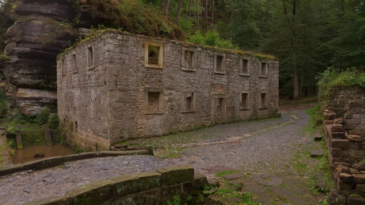 Forladt vandmølle i skoven nær Kamenice-floden, Tjekkiet