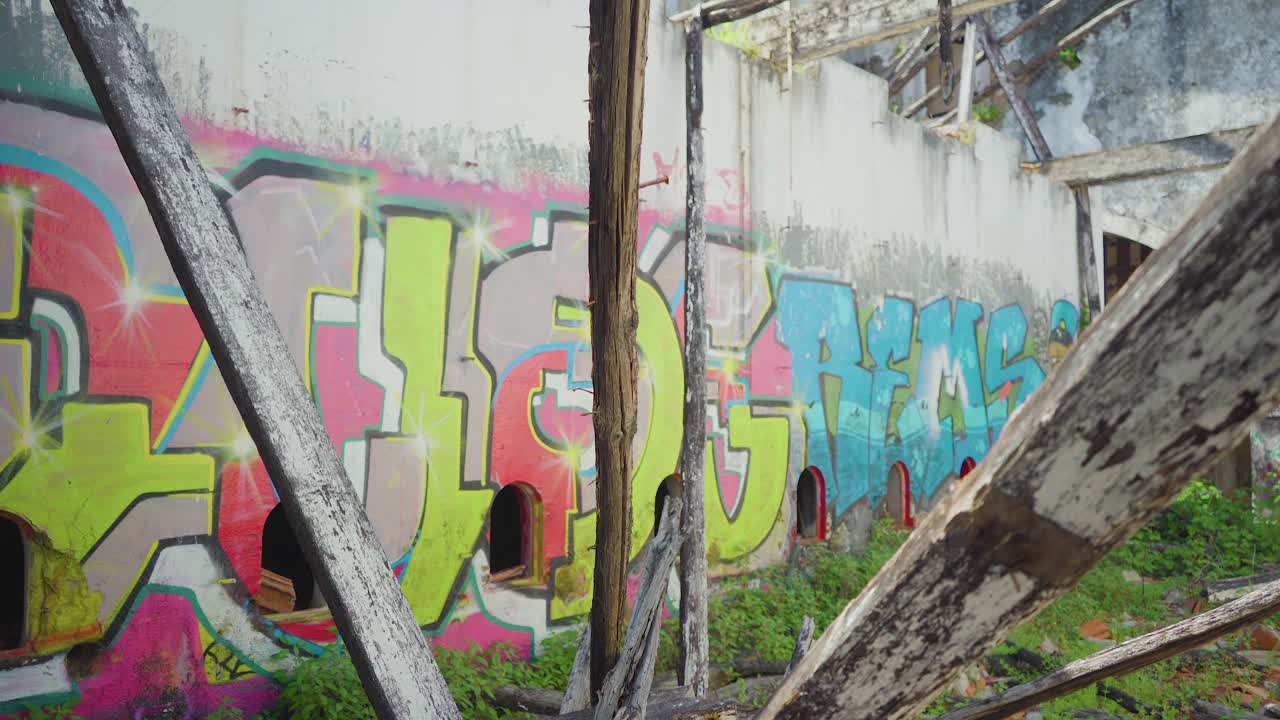 Interno di rovine di fabbrica abbandonata con pareti graffitate.