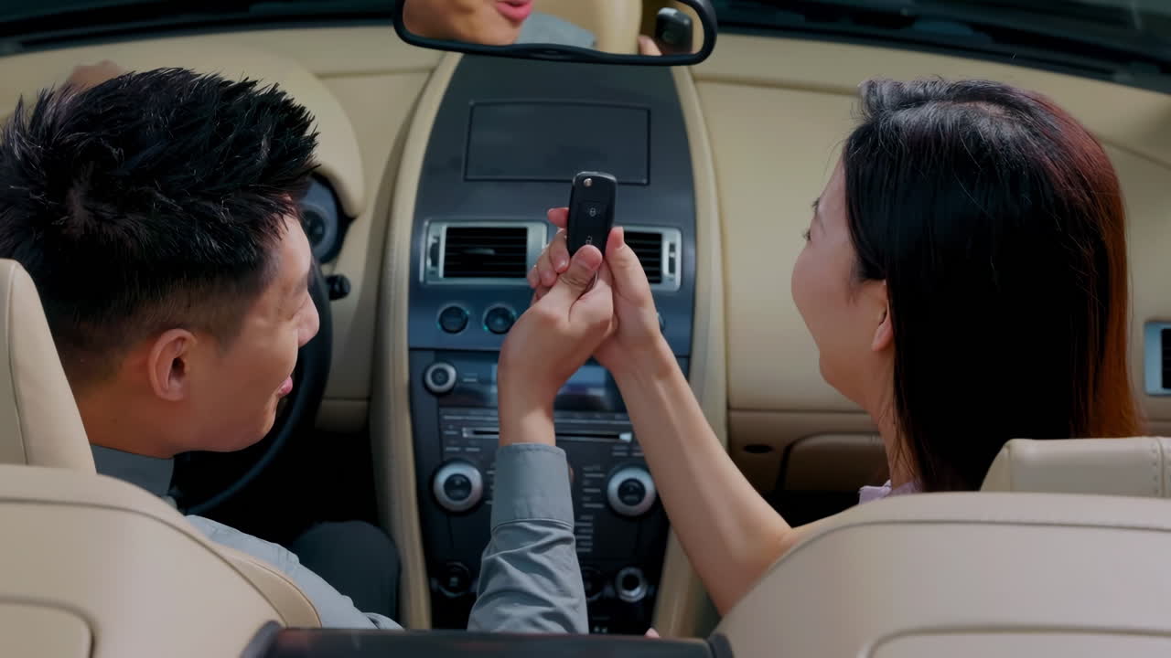 자동차 러 와 함께 구매 계약서 에 서명 하는 부부