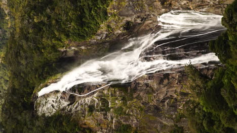 Vista-Impresionante-De-Las-Cataratas-Lady-Bowens,-Milford-Sound