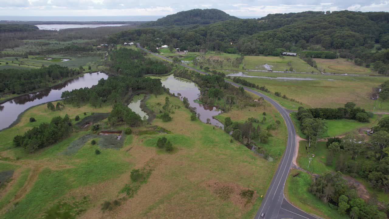 vista aérea del arroyo de la reserva a lo largo de la carretera de clothiers creek en tanglewood, nsw, australia