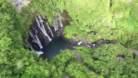 格蘭德加萊特瀑布 (grand galet falls) 位於雷<unk>島 (réunion) 的蘭格文瀑布 (langevin cascade)