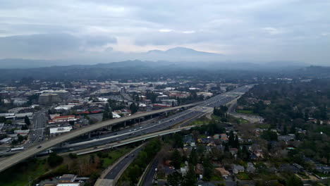 Autopista-De-Varios-Carriles-Con-Puente-Elevado-En-El-área-De-La-Ciudad,-San-Francisco