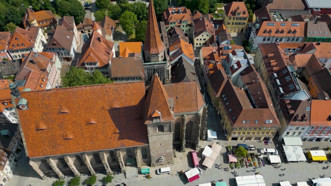 Video drone aereo 4K di acquirenti al mercato contadino del sabato mattina nel centro di Ansbach, Germania.