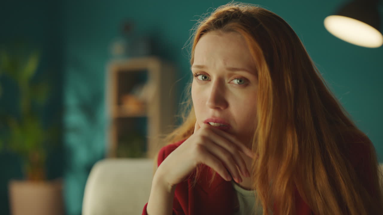 una mujer joven y bonita preocupada.