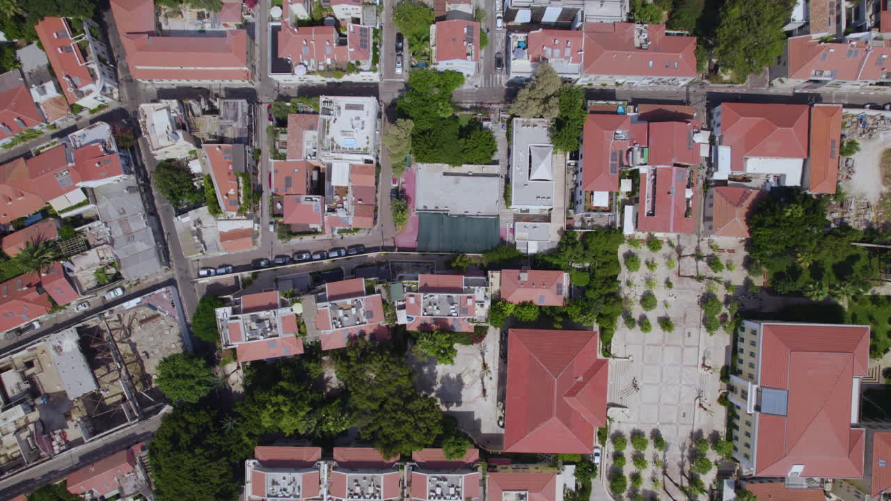 텔아비브의 네베 제데크 동네의 작은 아파트 단지 - 드론으로 높은 고도에서 위에서 아래로 촬영