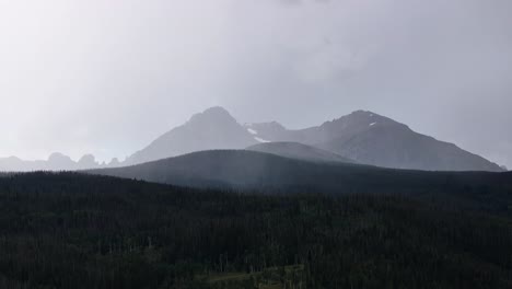 Irrige,-Geheimnisvolle-Aussicht-Auf-Eine-Bergkette-Im-Nebel-In-Silverthorne,-Colorado.-Lufttransport