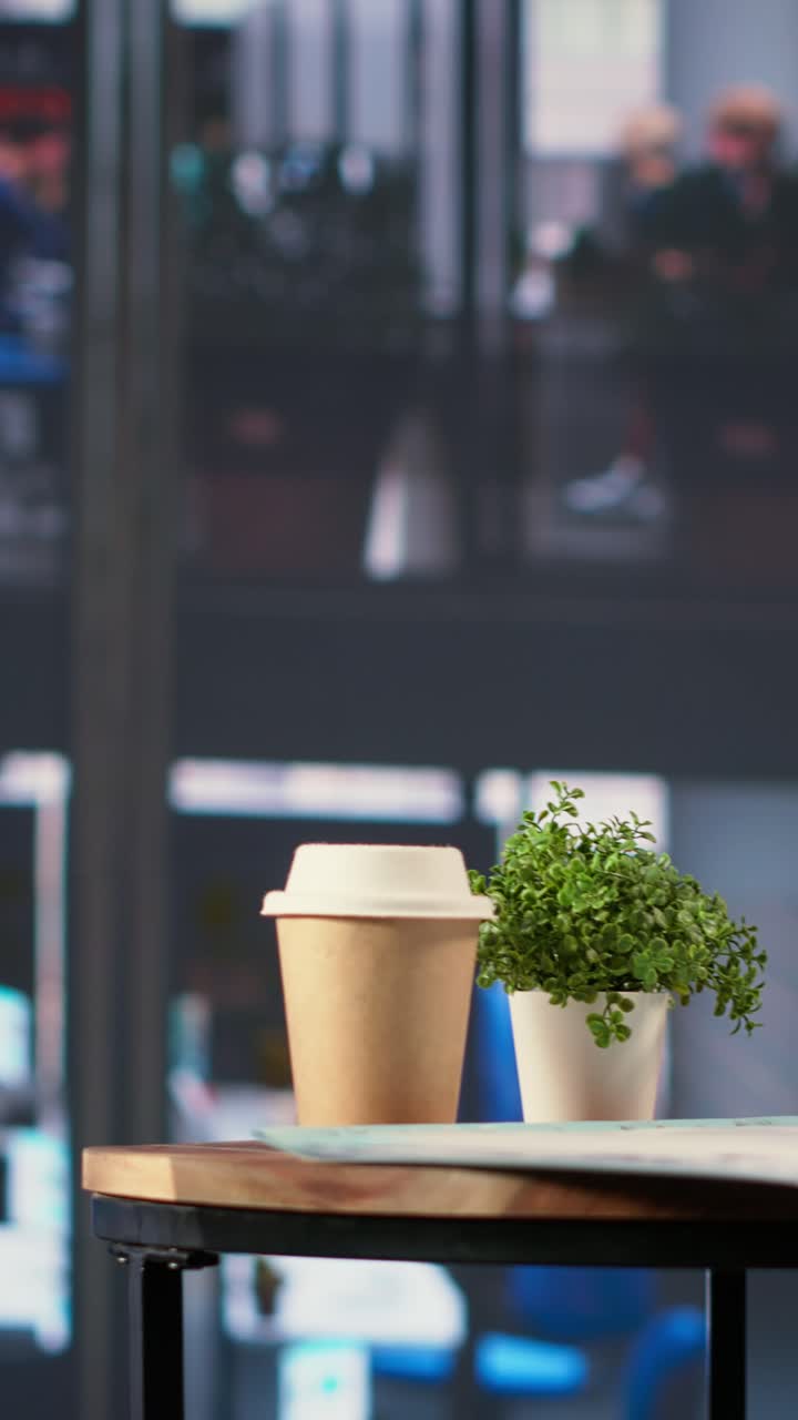 Copo de Café Descartável e Planta em Vaso na Mesa do Escritório