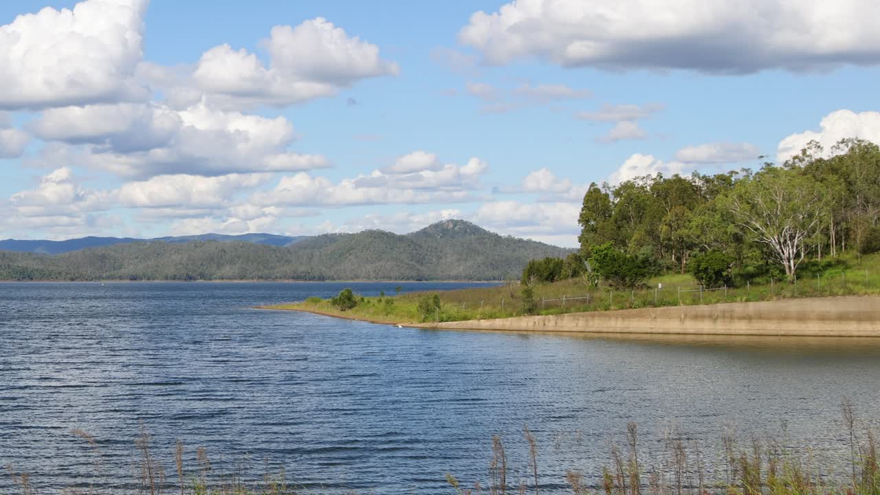 el lapso de tiempo de un lago tranquilo con nubes cambiantes