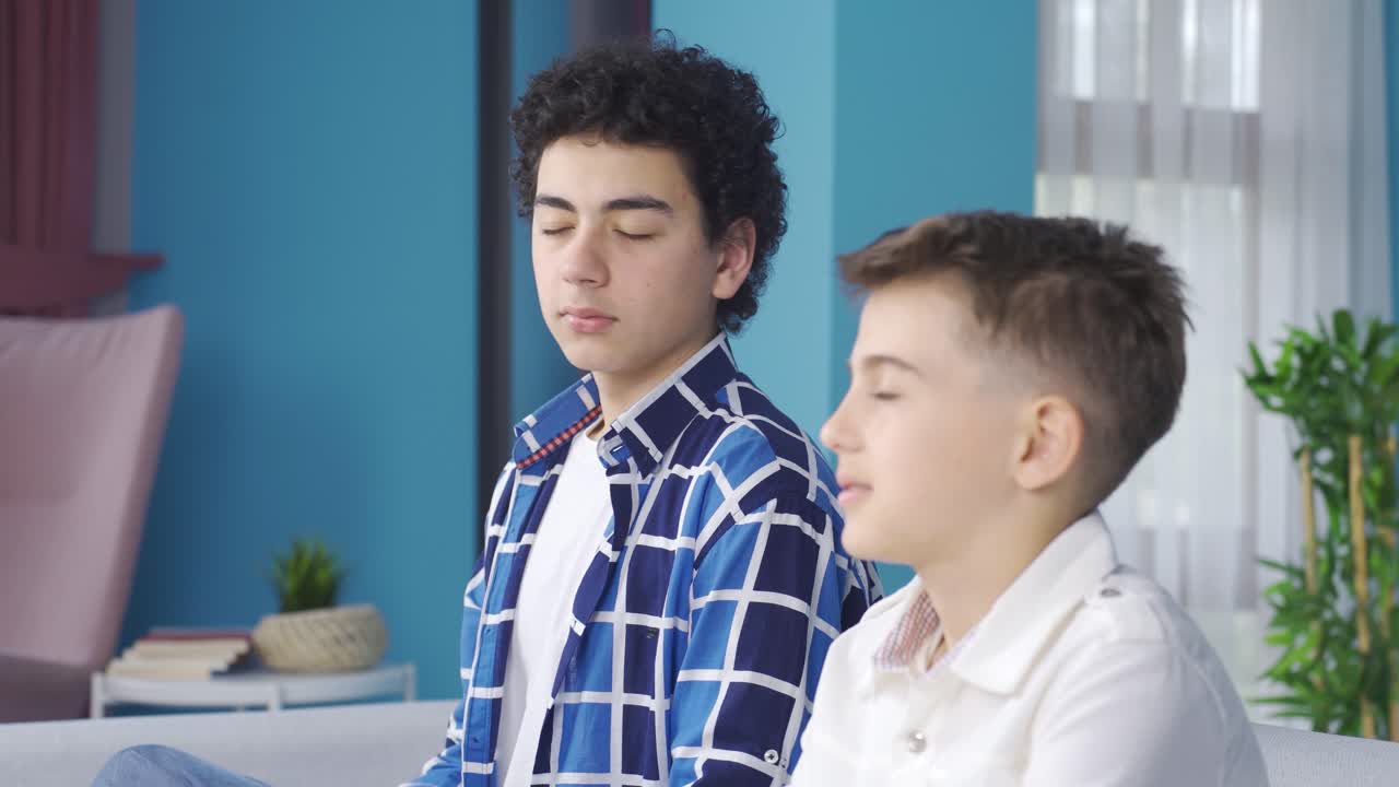 niños musulmanes orando.