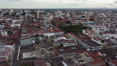 Sitio-De-Construcción-Urbana-Elevado-Cerca-De-La-Basílica-En-La-Ciudad-De-Santa-Cruz,-Bol