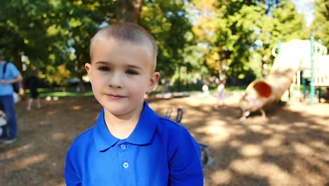 Kleiner-Junge-Auf-Dem-Spielplatz-Nickt-Mit-Dem-Kopf,-Ja,-Und-Schüttelt-Dann-In-Zeitlupe-Den-Kopf,-Nein