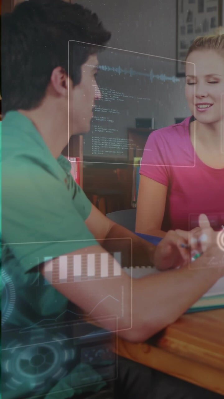 Video verticale: Uomo e donna che iniziano a parlare, con overlay HUD che scorrono sulle note mentre entrambi studiano