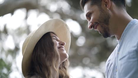 una pareja feliz en un parque.