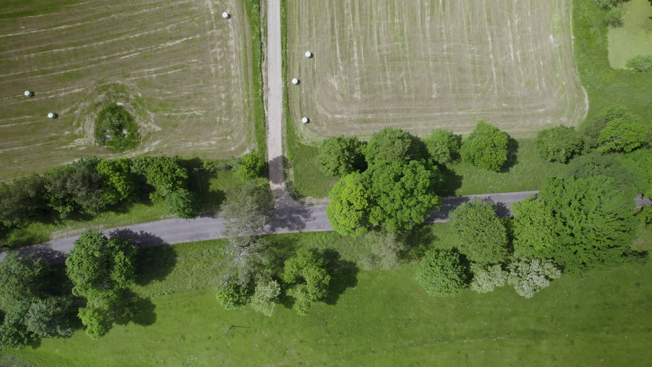 농경지와 건초가 있는 빈 시골길