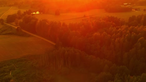 Schöner-Europäischer-Wald-Bei-Sonnenuntergang,-Luftrückzug,-Wegziehen