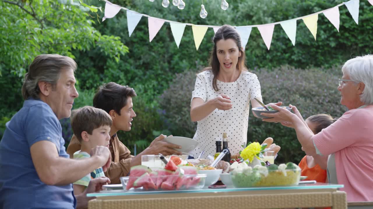 여름 에 함께 야외 에서 식사 하는 가족