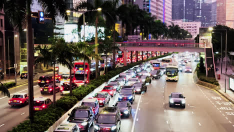 Hongkongs-Gloucester-Road-In-Der-Abendlichen-Hauptverkehrszeit-Mit-Lichtern-Der-Stadt-Und-Wolkenkratzern