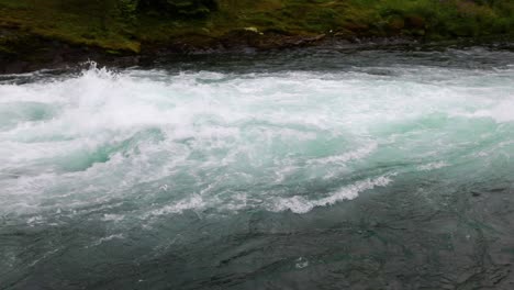 Agua-Del-Río-De-Montaña-Con-Primer-Plano