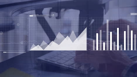 Animación-Del-Procesamiento-De-Datos-Financieros-Sobre-Un-Hombre-De-Negocios-Caucásico-Usando-Una-Computadora