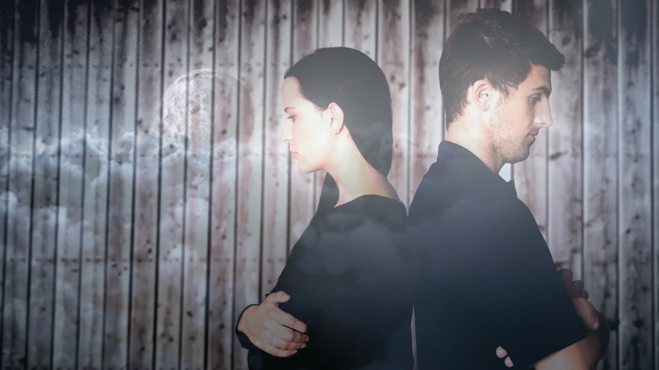 서로를 무시하는 부부의 디지털 애니메이션 나무 벽 4k에 등을 맞대고 서 있습니다.