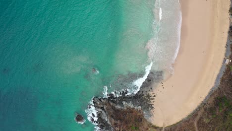 Vista-De-Drones-De-Las-Olas-En-La-Playa-Fernando-De-Noronha,-Brasil