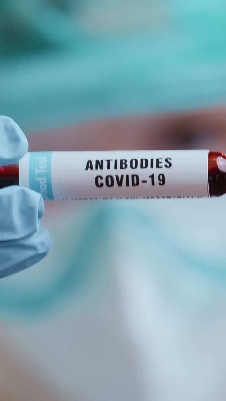 Un medico esamina con cura gli anticorpi COVID-19 in laboratorio.