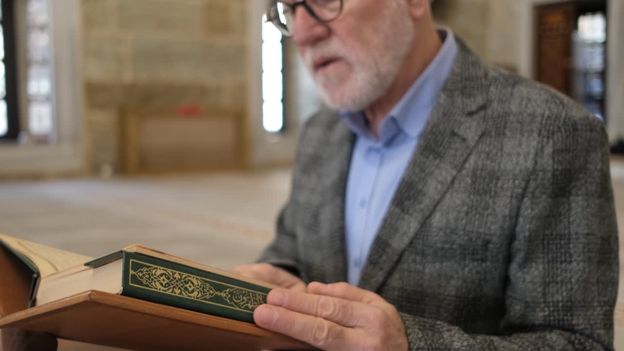 꾸란을 읽으며 기도하는 것