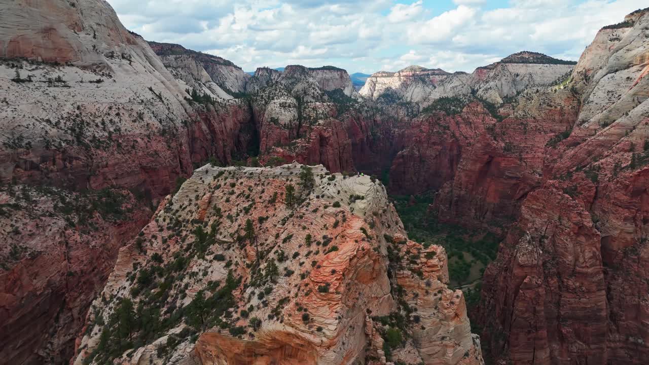 Zion Ulusal Parkı'ndaki Angels Landing zirvesinin drone çekimi