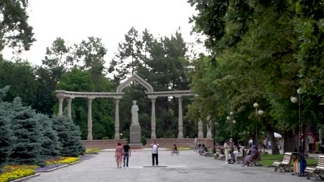 bishkek, kirguistán - estado de kurmanjan datka, un importante líder político y militar kirguiso del siglo xix, en el lado sur del parque de robles