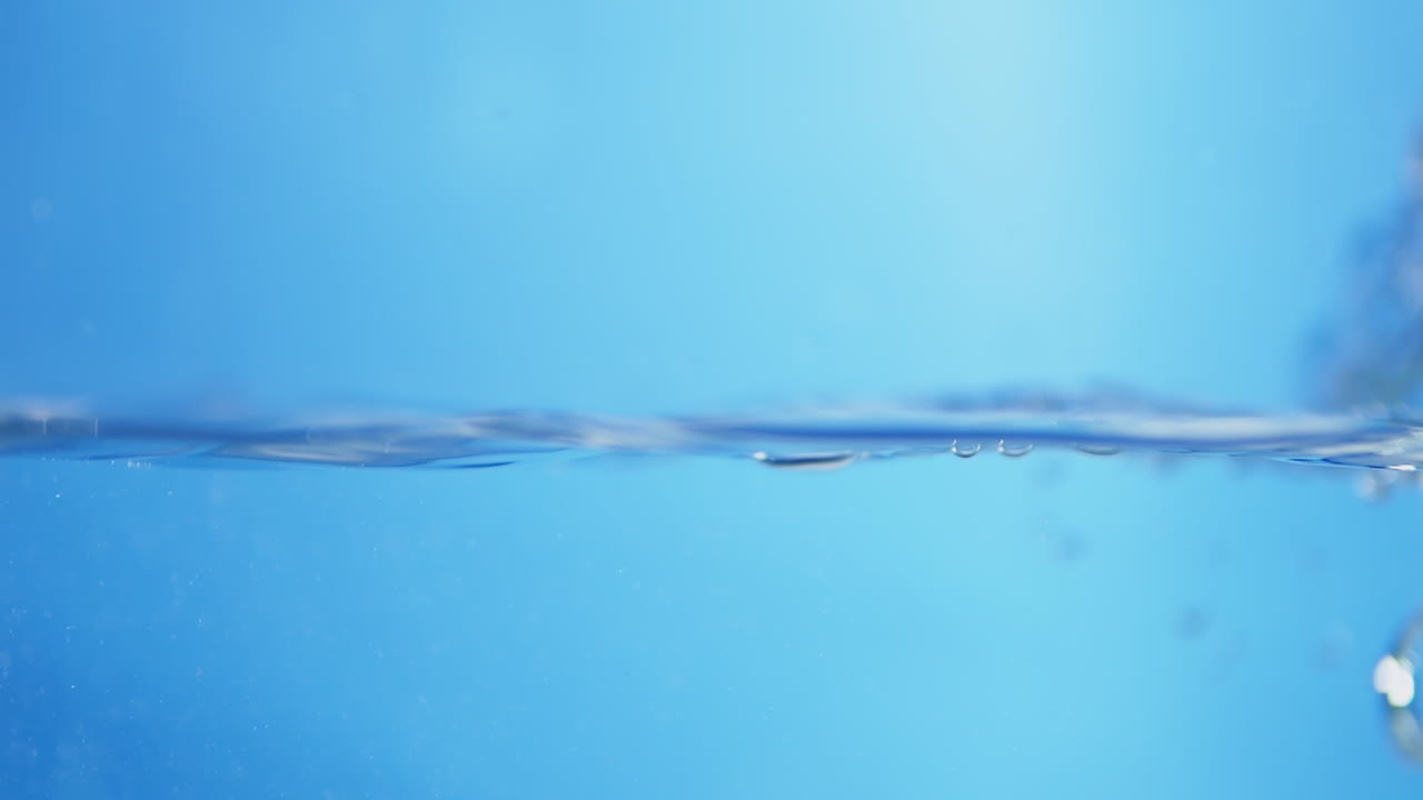 바다의 파도가 부히고