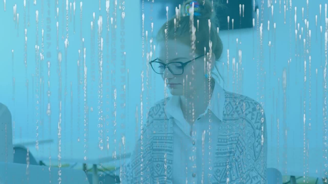 노트북을 사용하는 사업가 여성에 대한 데이터 처리 애니메이션