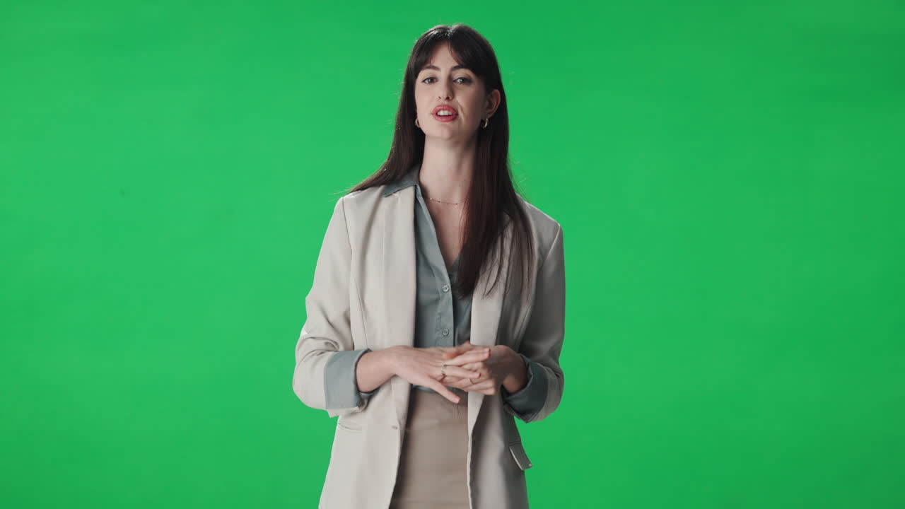 mulher em trajes de negócios na tela verde