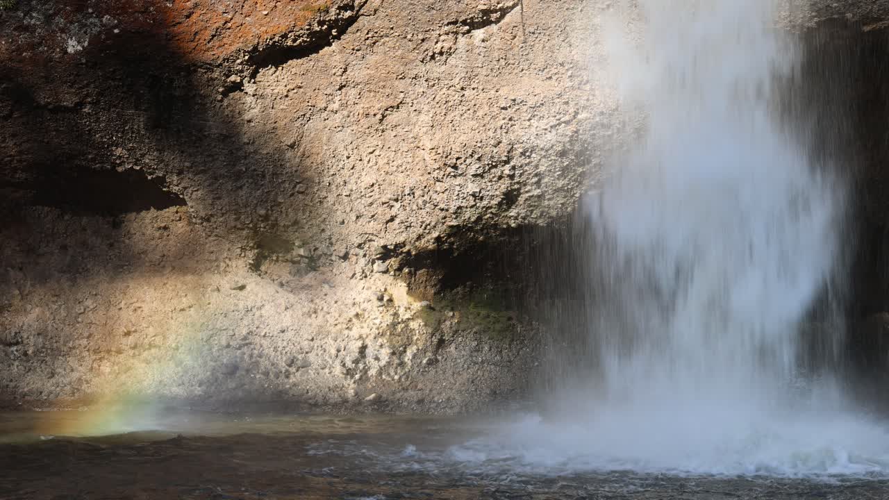 날아가는 무지개와 함께 폭포로 떨어지는 물