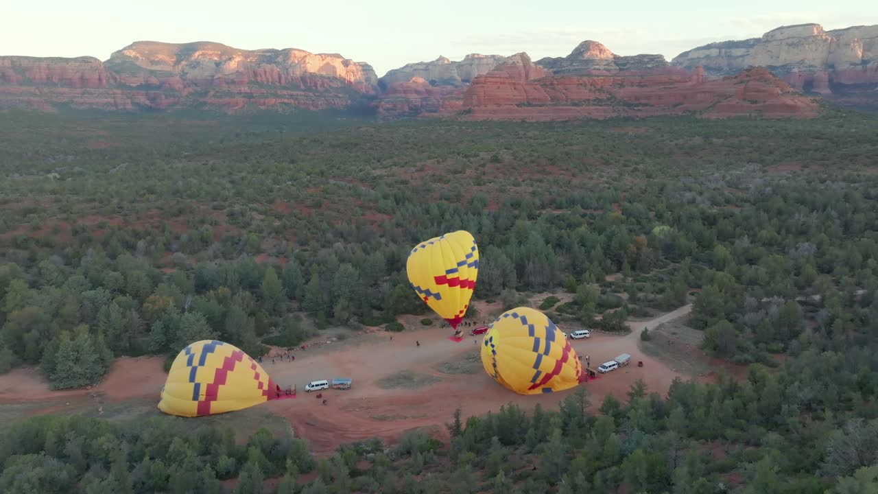 애리조나 주 세도나 에서 비행 을 위해 뜨거운 공기 풍선 이 부풀어 오르고 있다 - 공중 드론 촬영