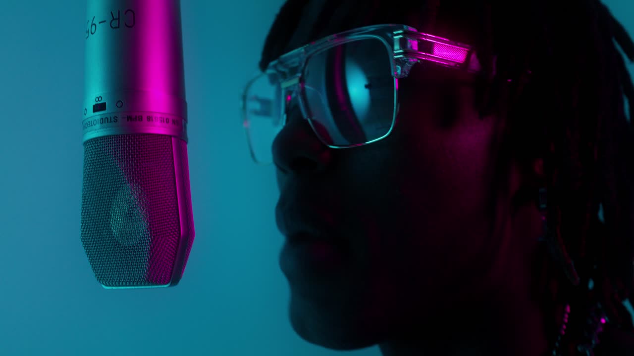 músico grabando en un estudio