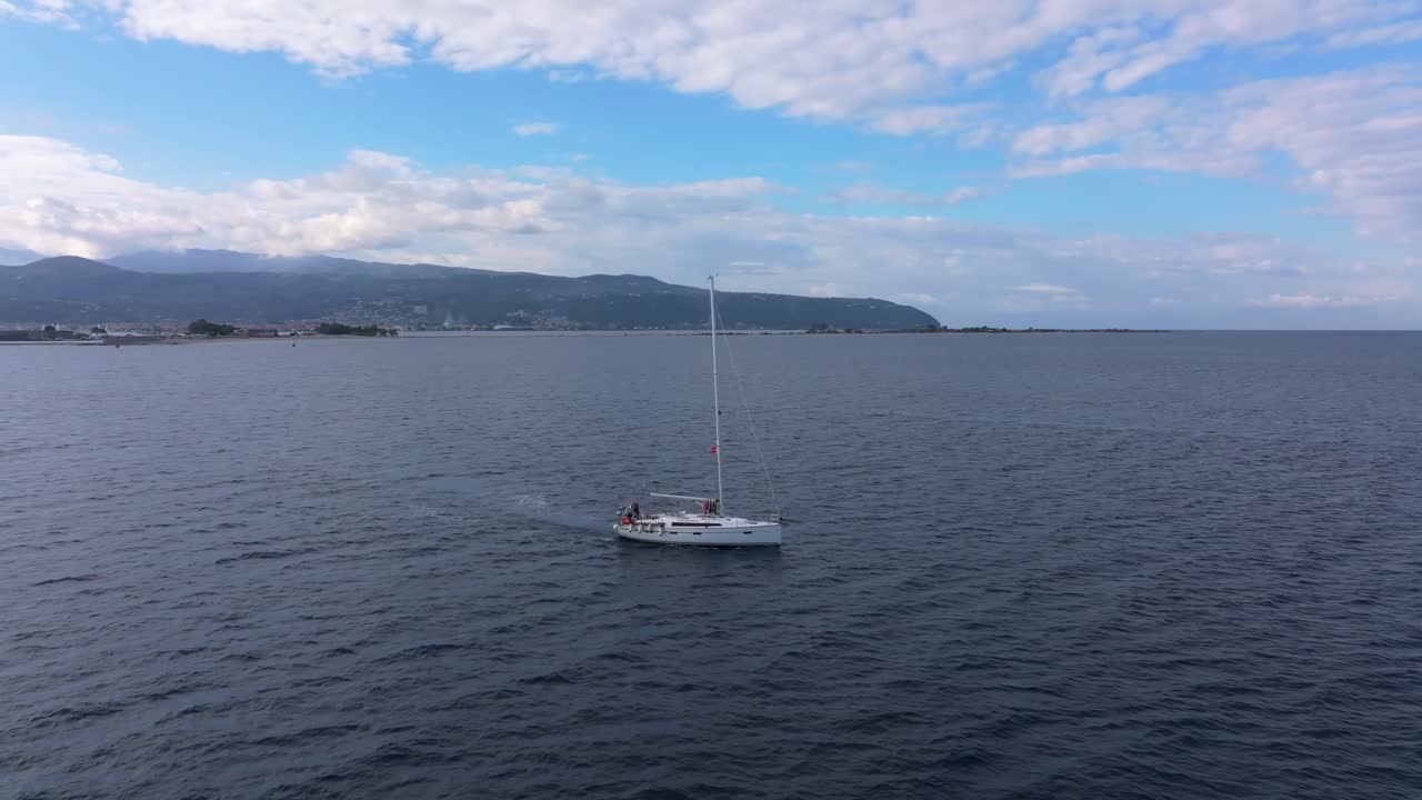 Barca a vela bianca che naviga nell'oceano aperto a mezzogiorno, Grecia