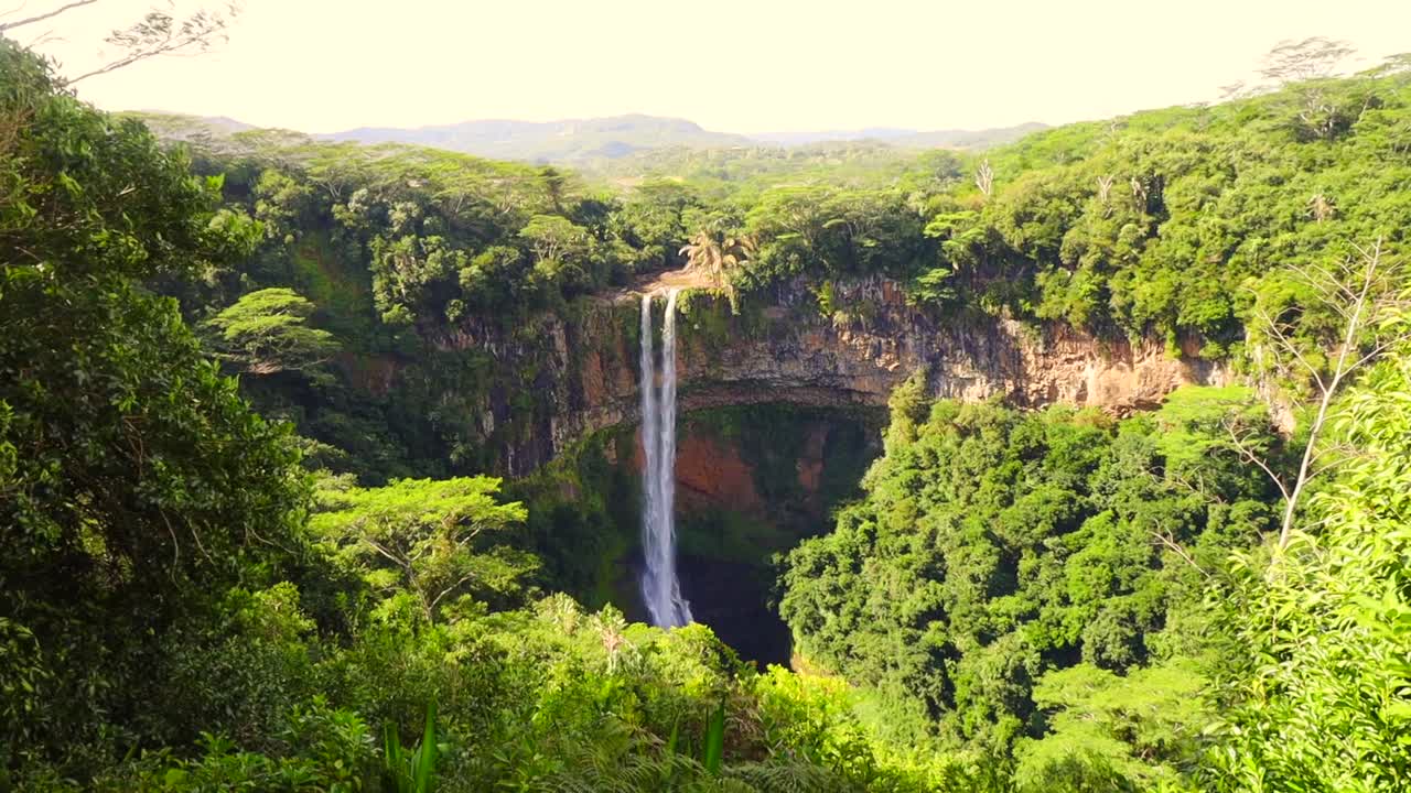 la hermosa cascada en chamarel, mauricio, áfrica