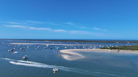 los barcos se reúnen para las festividades en las aguas de la costa dorada.