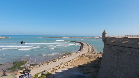 punto de observación sobre la desembocadura del río bou regreg, con el fondo del océano atlántico