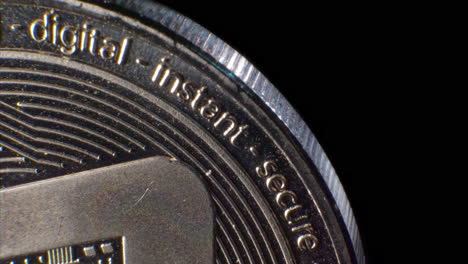 primer plano en bucle de una moneda de criptomoneda descentralizada digital plateada con las palabras instantáneo y seguro con espacio de copia para títulos y fondos